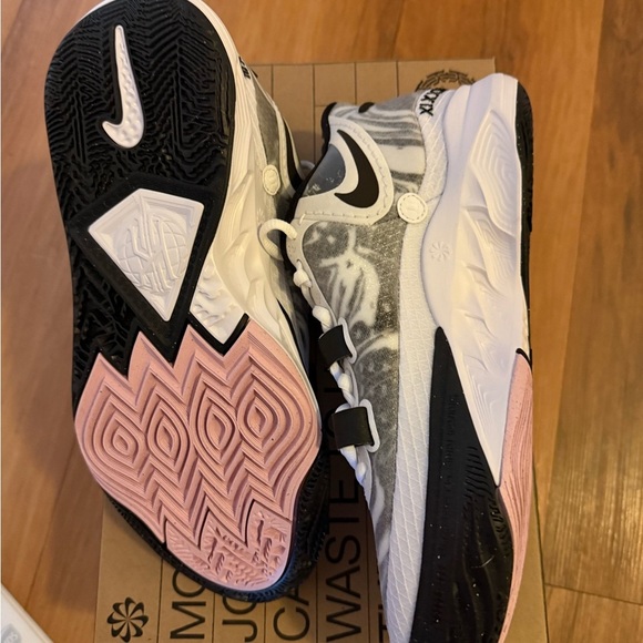 UNRELEASED Nike “Kyrie” basketball sneaker Men’s SZ. 10 New - Picture 2 of 3